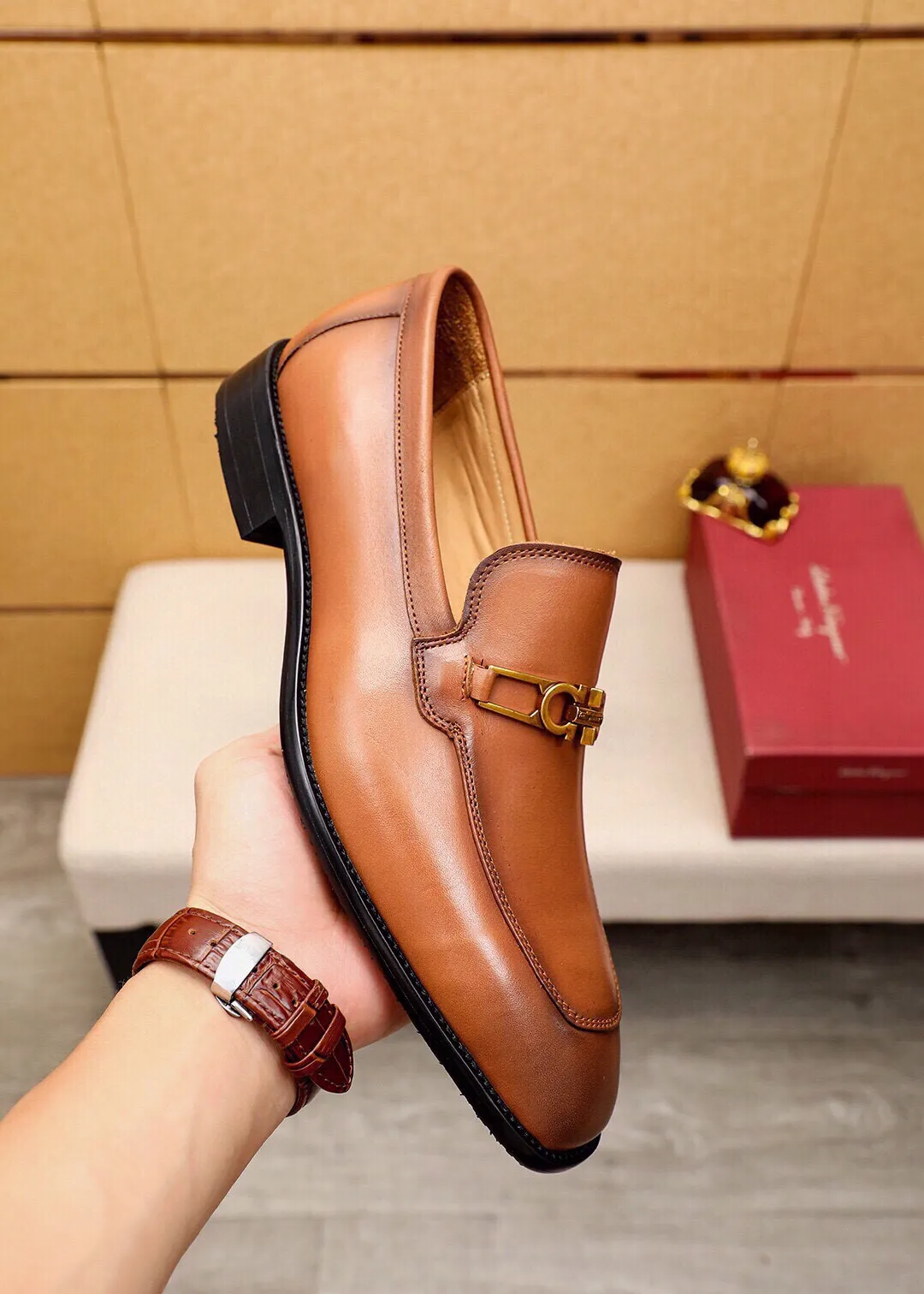 Men's shoes 💰480 💐 Product trademark: Ferragamo "Ferragamo" casual leather shoes Regular size: 38-44 (45🉑️customized) Product materials: Selected imported first-layer calfskin upper + luxury hardware buckle, imported water-dyed cow leather lining. Strong three-dimensional visual effect, original outsole color: 2 colors available